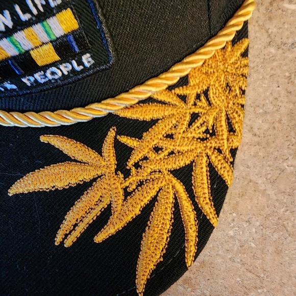 Snapback Black Hat with the saying "Smokin'em all since 1947" - Picture 9 of 9